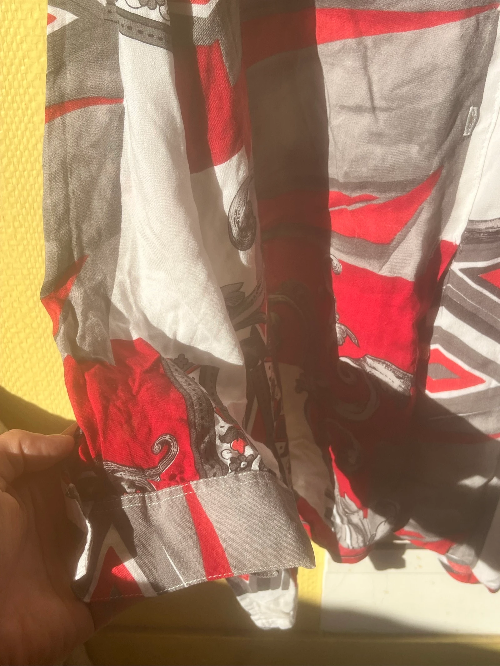 Camisa fluida estampada en rojo, blanco y gris – estilo vintage chic – photo 6